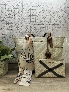 7529 Michael Kors Vanilla Jet Set zip top tote bag 269357529